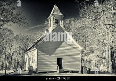 Ombres et grains intentionnels. Image horizontale en noir et blanc de l'église baptiste primitive de Cades Cove, dans la Great Smoky Mountains National Banque D'Images