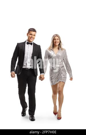 Portrait complet d'un jeune couple élégant qui marche vers caméra et mains isolées sur fond blanc Banque D'Images