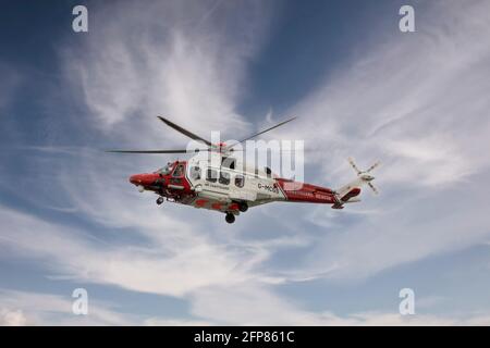 Recherche et sauvetage HM Coastguard Helicopter dans le ciel au-dessus de Portsmouth Harbour, hampshire, Royaume-Uni Banque D'Images