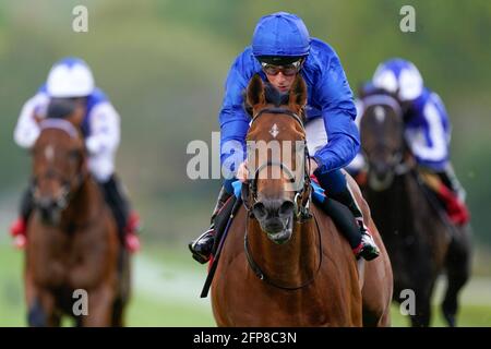 William Buick Riding Siskany à la maison pour gagner l'application Télécharger Casumo dès aujourd'hui handicap au champ de courses de Sandown Park, Esher. Date de la photo: Jeudi 20 mai 2021. Banque D'Images