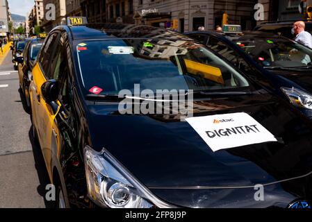 Des taxis catalans bloquent les rues du centre-ville lors d'une grève pour protester contre les services de transport en commun à Barcelone, en Espagne, le 20 2021 mai. Les chauffeurs de taxi ont mené une grève exigeant une application numérique publique pour les taxis, un contrôle accru sur les véhicules VTC de services tels que Uber et Cabify, et pour rencontrer les responsables du gouvernement catalan. À Barcelone, Espagne, le 20 2021 mai. Les chauffeurs de taxi ont mené une grève exigeant une application numérique publique pour les taxis, un contrôle accru sur les véhicules VTC de services tels que Uber et Cabify, et pour rencontrer les responsables du gouvernement catalan. (Photo par Davide Bonaldo/Sipa USA) Banque D'Images