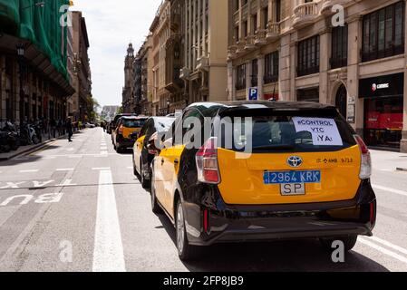 Des taxis catalans bloquent les rues du centre-ville lors d'une grève pour protester contre les services de transport en commun à Barcelone, en Espagne, le 20 2021 mai. Les chauffeurs de taxi ont mené une grève exigeant une application numérique publique pour les taxis, un contrôle accru sur les véhicules VTC de services tels que Uber et Cabify, et pour rencontrer les responsables du gouvernement catalan. À Barcelone, Espagne, le 20 2021 mai. Les chauffeurs de taxi ont mené une grève exigeant une application numérique publique pour les taxis, un contrôle accru sur les véhicules VTC de services tels que Uber et Cabify, et pour rencontrer les responsables du gouvernement catalan. (Photo par Davide Bonaldo/Sipa USA) Banque D'Images