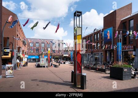 Les gens magasinent dans le centre commercial 'Suydersee' sur la place décorée 'Het Havenplein' à Dronten, Flevoland, pays-Bas Banque D'Images