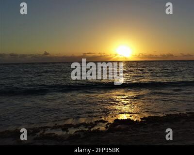 Soleil levant au-dessus de l'océan Atlantique depuis Punta Cana in La République dominicaine Banque D'Images