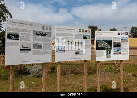 Woodbridge, Suffolk, Royaume-Uni avril 24 2021: Des panneaux d'information montrant l'histoire de RAF Woodbridge au fil des ans Banque D'Images