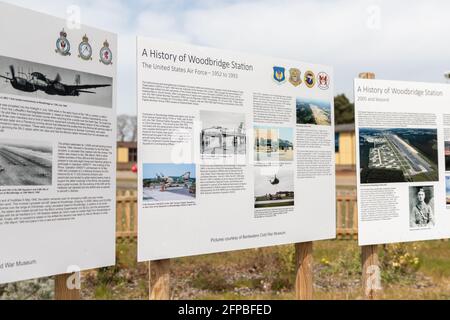 Woodbridge, Suffolk, Royaume-Uni avril 24 2021: Des panneaux d'information montrant l'histoire de RAF Woodbridge au fil des ans Banque D'Images