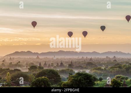 Ballons au-dessus de Bagan et de la ligne d'horizon de ses temples, Myanmar Banque D'Images