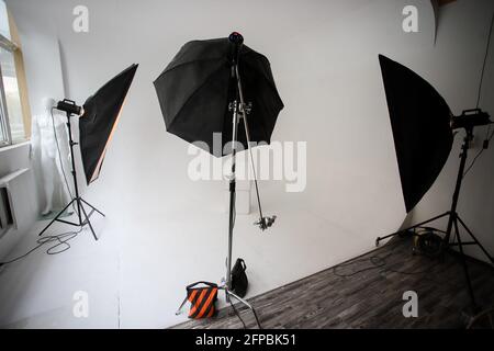 Studio photo, luminaires, fond blanc sans fin, cubes blancs. Un équipement de studio professionnel. Banque D'Images