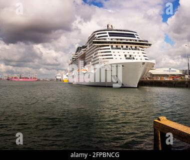 Le navire de croisière MSC Virtuosa a amarré au terminal de croisière de la ville à Southampton Western Docks avant de s'embarquer pour son premier voyage en mai 2021. Banque D'Images