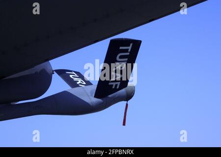 İzmir, TURQUIE - juin 04 2011 : plusieurs avions de l'armée de l'air turque, dont KC-135 Stratotanker, se réunissent pour célébrer le 1 de l'armée de l'air turque Banque D'Images