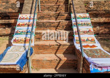 BAGAN, MYANMAR - 9 DÉCEMBRE 2016: Souvenirs à vendre à la pagode Shwesandaw à Bagan, Myanmar Banque D'Images