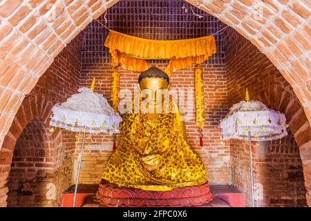 Statue de Bouddha dans un temple à Bagan, Myanmar Banque D'Images