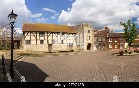 Westgate Hall et la porte de l'Ouest dans le mur de la ville médiévale, Southampton Banque D'Images