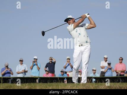 Kiawah Island, États-Unis. 20 mai 2021. Rickie Fowler frappe son tee shot sur le trou de 15h dans le premier tour du 103e championnat PGA au Kiawah Island Golf Resort Ocean course sur Kiawah Island, Caroline du Sud, le jeudi 20 mai 2021. Photo de John Angelillo/UPI crédit: UPI/Alay Live News Banque D'Images