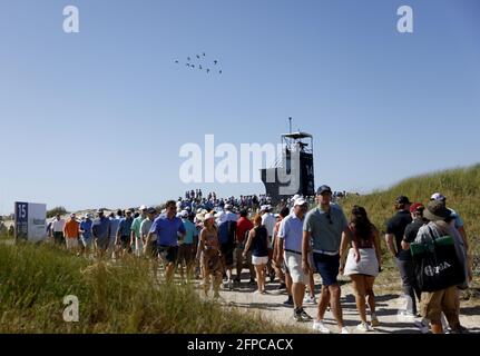 Kiawah Island, États-Unis. 20 mai 2021. Les spectateurs marchent à l'arrière 9 du parcours de golf lors du premier tour du 103e championnat PGA au Kiawah Island Golf Resort Ocean course sur Kiawah Island, Caroline du Sud, le jeudi 20 mai 2021. Photo de John Angelillo/UPI crédit: UPI/Alay Live News Banque D'Images