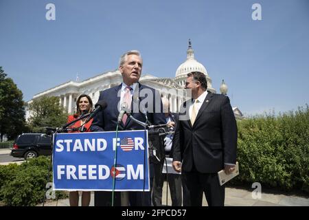 Washington, États-Unis. 20 mai 2021. Le chef républicain de la Chambre des représentants Kevin McCarthy (R-CA) prend la parole lors d'une conférence de presse à l'extérieur du Capitole des États-Unis, à Washington, DC, le jeudi 20 mai 2021. McCarthy a parlé du jour de l'indépendance cubaine et du soutien républicain à la démocratie à Cuba. Photo de Sarah Silbiger/UPI crédit: UPI/Alay Live News Banque D'Images