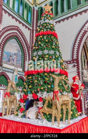 Arbre de Noël dans la cathédrale Sainte-Marie de Yangon, Myanmar Banque D'Images