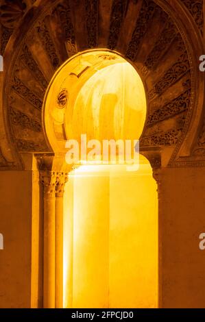 Mihrab ou salle de prière dans le palais Alajaferia à Saragosse , Espagne.architecture intérieure oratoire islamique Banque D'Images