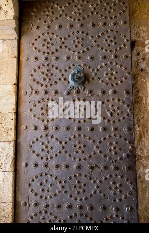 Monastère syriaque de Deyrulzafaran , Midyat , Turquie. Détail de la grille en fer. Banque D'Images