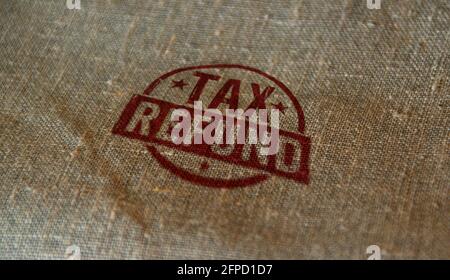 Timbre de remboursement des taxes imprimé sur le sac de linge. Déclaration de revenus, financiers, d'affaires et de revenus monétaires. Banque D'Images