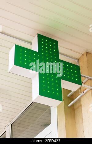 Croix verte de la pharmacie sur le mur du bâtiment Banque D'Images