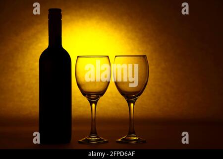 Silhouette d'une bouteille de vin rouge et de deux vins vides lunettes Banque D'Images