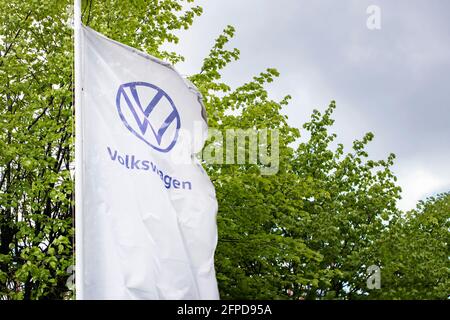 BELARUS, NOVOPOLOTSK - 19 MAI, 2021: Logo Volkswagen drapeau sur le fond des arbres Banque D'Images