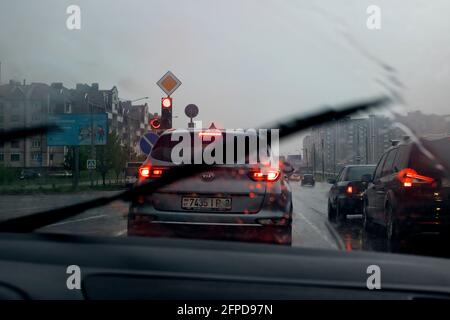 BELARUS, NOVOPOLOTSK - 19 MAI, 2021: Vue de la fenêtre de voiture sur la route en ville sous la pluie Banque D'Images