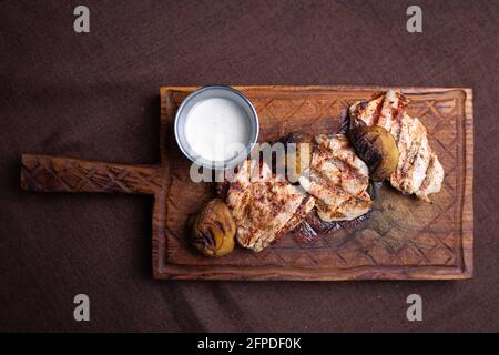steaks de poulet aux champignons et sauce sur le plateau Banque D'Images