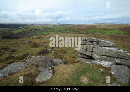 Yar tor, vue vers Babeny, Dartmoor, Devon, Angleterre, ROYAUME-UNI Banque D'Images