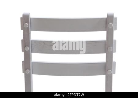 L'arrière d'une chaise en bois avec une texture, peinte en blanc, vue de l'arrière de près. Banque D'Images