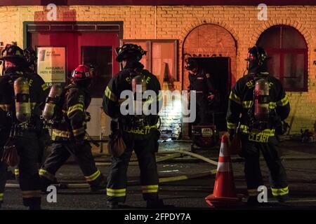 Seattle, États-Unis. 18 avril 2021. Le service des incendies de Seattle a mis en place des points d'accès après avoir répondu à un incendie de structure au restaurant pesos dans la Basse-Reine Ann Banque D'Images