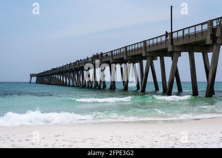 Le quai de pêche de Navarre Beach en Floride s'étend dans le golfe du Mexique dans une image prise le 30 avril 2021. Banque D'Images