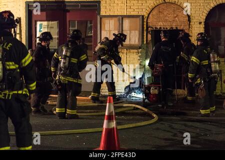 Seattle, États-Unis. 18 avril 2021. Le service des incendies de Seattle a mis en place des points d'accès après avoir répondu à un incendie de structure au restaurant pesos dans la Basse-Reine Ann Banque D'Images