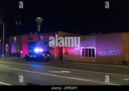 Seattle, États-Unis. 18 avril 2021. La police de Seattle aide le service d'incendie de Seattle à répondre à un incendie de structure au restaurant pesos dans la Reine inférieure A Banque D'Images