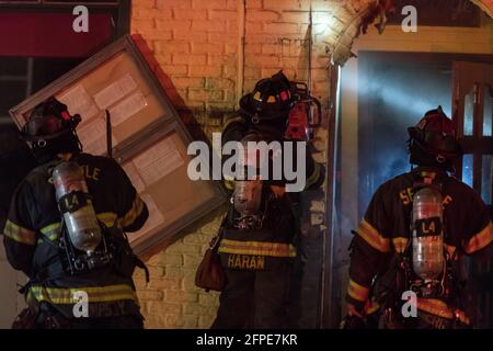 Seattle, États-Unis. 18 avril 2021. Le service des incendies de Seattle a mis en place des points d'accès après avoir répondu à un incendie de structure au restaurant pesos dans la Basse-Reine Ann Banque D'Images