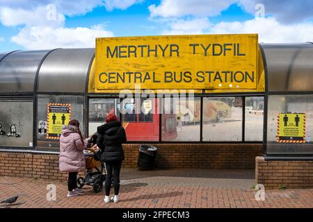 Merthyr Tydfil, pays de Galles - Mai 2021: Les gens sur le point d'entrer dans l'ancienne gare routière dans le centre-ville de Merthyr Tydfil. Banque D'Images