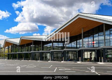 Merthyr Tydfil, pays de Galles - Mai 2021 : vue extérieure de la nouvelle gare routière du centre-ville de Merthyr Tydfil. Banque D'Images