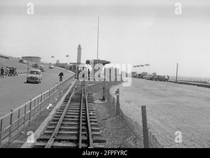 1962, historique, vue de la plate-forme ferroviaire et du train sur le chemin de fer étroit, le Volk's Electric Railway (VER ou VR) qui longe le front de mer de Brighton, Angleterre, Royaume-Uni. Construit pour la première fois par l'inventeur et ingénieur électrique de Briitsh Magnus Volk en 1883, il est resté en service depuis. Banque D'Images