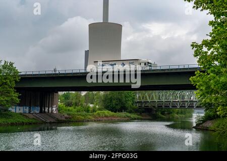 Pont autoroutier sur l'A43, construit en 1965, au-dessus du canal Rhin-Herne, le pont a des dommages majeurs, les poutres en acier ont semé, l'interdiction de conduire les camions Banque D'Images