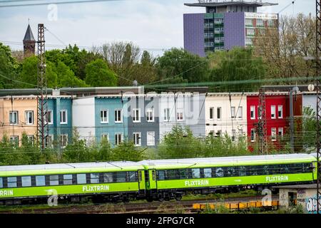 Ligne de chemin de fer à Oberhausen, longue distance, fournisseur de train bon marché Flixtrain, en quittant la gare principale d'Oberhausen, direction est, NRW, Allemagne, Banque D'Images