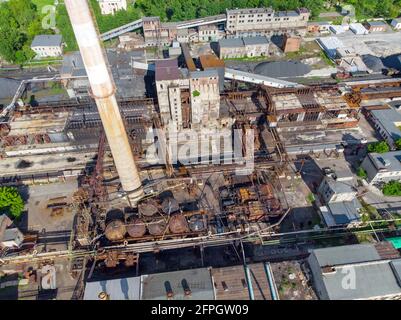 Tir de drone aérien d'une ancienne zone industrielle avec cheminée. Concept de pollution de l'air Banque D'Images