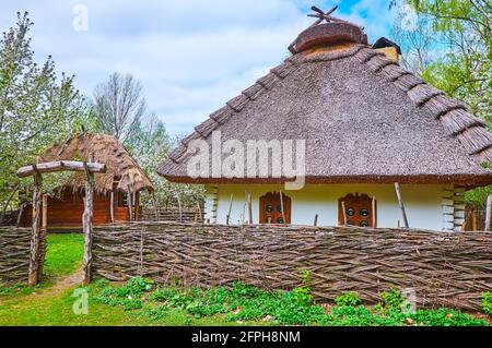 Explorez le domaine de Cossack-dzhura (armure de l'armée de Cossack) avec une portique en bois, une clôture en osier, des arbres en fleurs dans le jardin, la maison de hata et les granges, Ma Banque D'Images