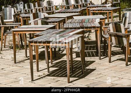 table et chaises de restaurant abandonnées Banque D'Images