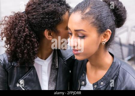 Deux amis adolescents nord-africains et parlent de séance Banque D'Images