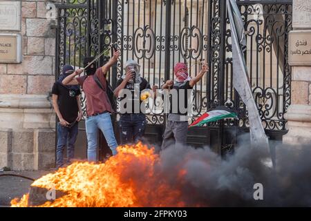 (210520) -- BETHLÉEM, 20 mai 2021 (Xinhua) -- des manifestants palestiniens utilisent des coups de feu pour envoyer des pierres aux membres de la sécurité israélienne lors d'une manifestation contre la poursuite des frappes aériennes israéliennes dans la bande de Gaza, dans la ville de Bethléem en Cisjordanie, le 20 mai 2021. Depuis le début de la campagne militaire israélienne le 10 mai, Israël a bombardé Gaza de frappes aériennes et d'artillerie qui ont détruit des bâtiments résidentiels, des routes et d'autres infrastructures. Au moins 227 Palestiniens ont été tués, dont 64 enfants et 38 femmes, selon les responsables sanitaires palestiniens de la bande de Gaza. En Israël, 12 pe Banque D'Images