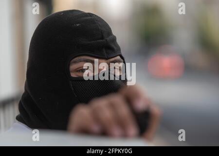 (210520) -- BETHLÉEM, le 20 mai 2021 (Xinhua) -- UN manifestant palestinien utilise un coup de feu pour envoyer une pierre aux membres de la sécurité israélienne lors d'une manifestation contre la poursuite des frappes aériennes israéliennes dans la bande de Gaza, dans la ville de Bethléem, en Cisjordanie, le 20 mai 2021. Depuis le début de la campagne militaire israélienne le 10 mai, Israël a bombardé Gaza de frappes aériennes et d'artillerie qui ont détruit des bâtiments résidentiels, des routes et d'autres infrastructures. Au moins 227 Palestiniens ont été tués, dont 64 enfants et 38 femmes, selon les responsables sanitaires palestiniens de la bande de Gaza. En Israël, 1 Banque D'Images