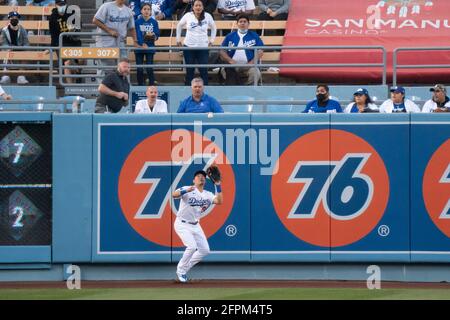 Le premier bassiste de Los Angeles Dodgers Yoshi Tsutsugo (28) attrape un ballon de mouche lors d'un match de MLB contre les Arizona Diamondbacks, le mercredi 19 mai 2021, Banque D'Images