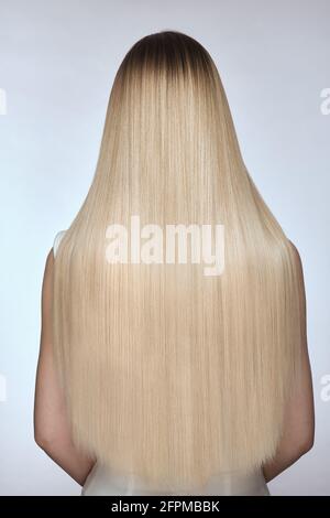 Gros plan sur des cheveux blond lisses et brillants, vue arrière Banque D'Images