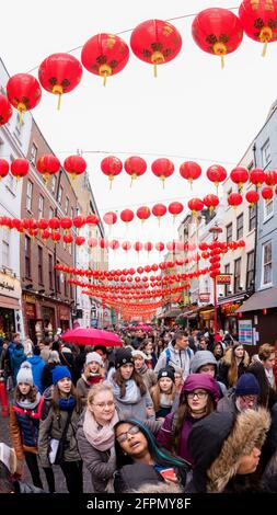 Londres, Royaume-Uni - 29 janvier 2017 : défilé de célébration du nouvel an chinois sous de nombreuses lanternes créant des lignes et des formes uniques dans la rue animée. Banque D'Images